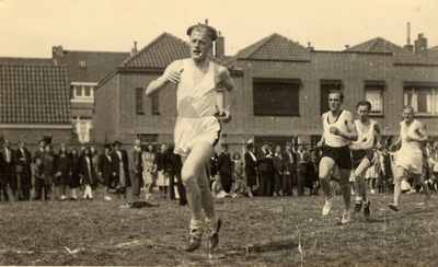 35240 Sportwedstrijd op het Van Nispenplein, georganiseerd door V.S.V. Marathon tegen A.V.'35.Op de foto: de 3000 meter ...