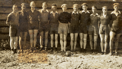 35274 Handbalelftal van de Vlissingse Sportvereniging Marathon.Het elftal werd kampioen in april 1943.