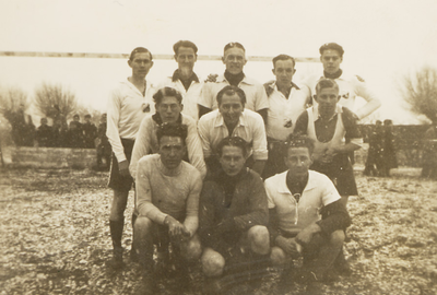 35276 Handbalelftal van de Vlissingse Sportvereniging Marathon. Kampioenswedstrijd op 27 febr. 1944.