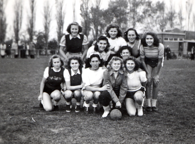 35280 Handbalelftal van de Vlissingse Sportvereniging Marathon.Het 1e dameselftal te Goes.