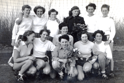 35308 Dames handbalelftal van de Vlissingse Sportvereniging Marathon.Bovenste rij van l. naar r.: Wil Goor, Wil de ...