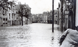 35324 De Nieuwstraat onder water, na de stormvloedramp in de nacht van 31 jan. - 1 febr. 1953.Gezien vanaf het Bellamypark.