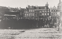 35358 Groep mensen en de gevelrij van de huizen aan het Beursplein