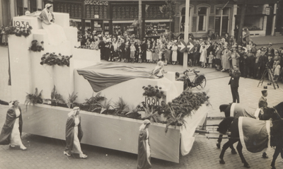 35392 Optocht op het Betje Wolffplein t.g.v. het 40-jarig regeringsjubileum van H.M. Koningin Wilhelmina.Op de foto: ...