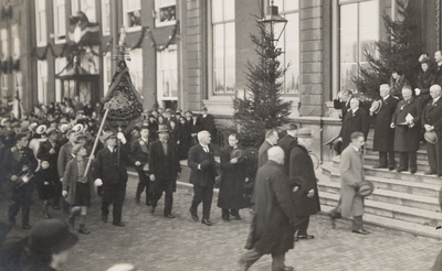 35412 Optocht op de Houtkade voor het stadhuis t.g.v. het huwelijk van Prinses Juliana en Prins Bernhard. Op de foto: ...