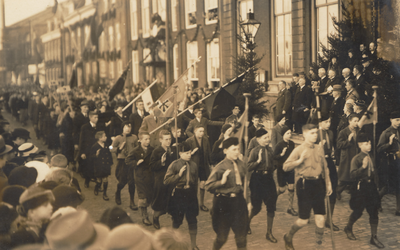 35413 Optocht op de Houtkade voor het stadhuis t.g.v. het huwelijk van Prinses Juliana en Prins Bernhard. Op de foto: ...