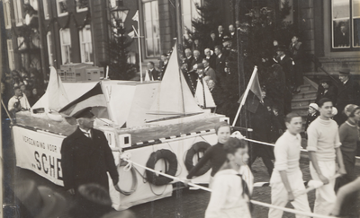 35416 Optocht op de Houtkade voor het stadhuis t.g.v. het huwelijk van Prinses Juliana en Prins Bernhard. Op de foto: ...