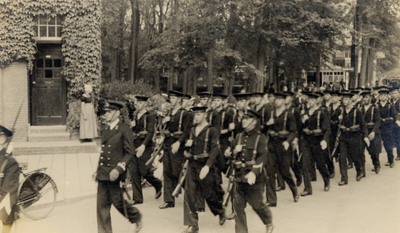 35448 Parade van de zeemacht op de Koudekerkseweg. Foto genomen vanaf de Badhuisstraat