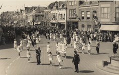 35457 Bevrijdingsfeesten te Vlissingen, optocht met diverse groepen en praalwagens. Op de foto: de stoet komt vanaf de ...