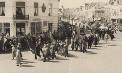 35458 Bevrijdingsfeesten te Vlissingen, optocht met diverse groepen en praalwagens. Op de foto: de stoet komt vanaf de ...