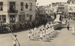 35463 Bevrijdingsfeesten te Vlissingen, optocht met diverse groepen en praalwagens. Het thema van de optocht is ...