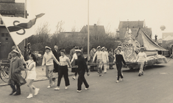 35469 Bevrijdingsfeesten te Vlissingen, optocht met diverse groepen en praalwagens. Het thema van de optocht is ...