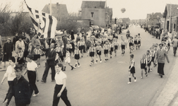 35471 Bevrijdingsfeesten te Vlissingen, optocht met diverse groepen en praalwagens. Het thema van de optocht is ...