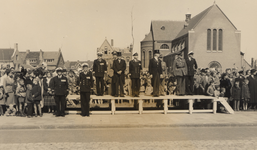 35489 Bevrijdingsfeest te Vlissingen. Parade van landmacht en marine in de Paul Krugerstraat. Op het podium staan o.a.: ...