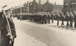 35490 Bevrijdingsfeest te Vlissingen. Parade van landmacht en marine in de Paul Krugerstraat