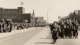 35491 Bevrijdingsfeest te Vlissingen. Parade van landmacht en marine in de Paul Krugerstraat