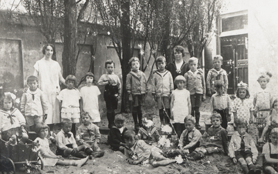 35515 Schoolklasje van de Nutskleuterschool of fröbelschooltje in de Hobeinstraat, hoek Paul Krugerstraat