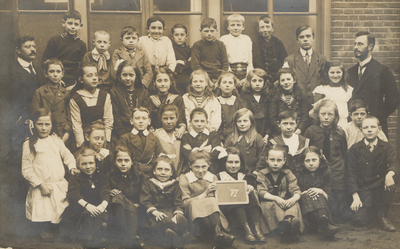 35520 Groep 6 van de Christelijke school in de Palingstraat. Kinderen uit het gezin van Petegem: Jan (geb.1904), ...
