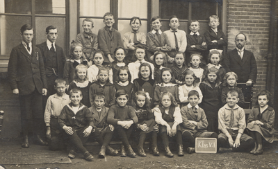 35521 Klas 6 van de Christelijke school in de Palingstraat. Kinderen uit het gezin van Petegem: Jan (geb.1904), ...