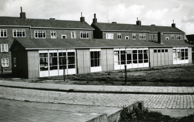 35591 Achterzijde van bijkantoor van Gemeentewerken in de Koestraat, gezien vanuit de Gasthuisstraat. In april 1960 zal ...