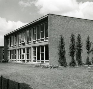 35594 De nieuwe openbare Jan Ligthartschool aan de Willem van de Veldelaan. De school is officieel geopend op 14 mei 1958