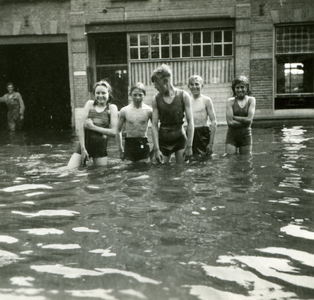 35634 Tweede Wereldoorlog. Inundatie van Walcheren na het bombarderen van de dijken door de geallieerden in oktober ...