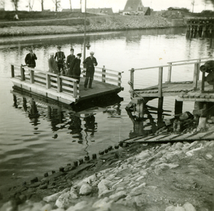 35638 Tweede Wereldoorlog. Noodpontje over het Kanaal door Walcheren bij Souburg. De brug is door het oorlogsgeweld vernield