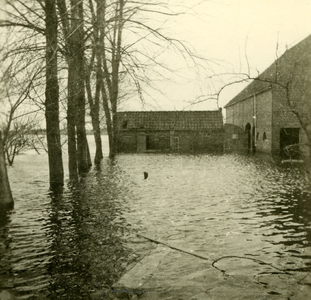35713 Tweede Wereldoorlog. Boerderij onder Ritthem in het water. Inundatie van Walcheren na het bombarderen van de ...