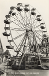 35775 Een blikvanger op de kermis . Kermis in Vlissingen, het reuzenrad in de Gravestraat, hoek Zeilmarkt. Exploitant ...