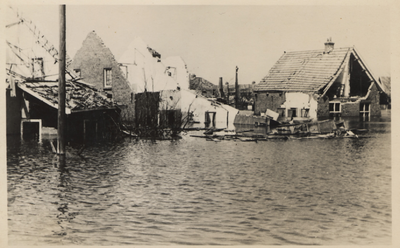 35792 Tweede Wereldoorlog. Het nieuwe stadsgedeelte werd door inundatie en oorlogsgeweld zwaar geteisterd. De huizen in ...