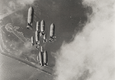35808 Luchtfoto van Ritthem. Geallieerd bombardement van de dijk bij Rammekens. Links de contouren van Fort de Ruyter. ...