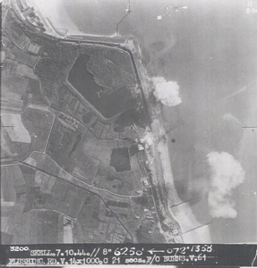 35810 Luchtfoto van Vlissingen. Bombardement op de Nolledijk. Inundatie van Walcheren na het bombarderen van de dijken ...