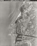 35813 Luchtfoto van Vlissingen gezien van oost naar west met onderaan het havengebied en bovenaan de omgeving van ...