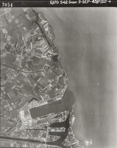 35814 Luchtfoto van Vlissingen gezien van west naar oost met onderaan het Eiland, het Kanaal door Walcheren, de ...