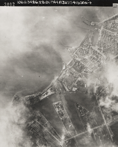 35820 Luchtfoto van Vlissingen. Onderaan het Stationsgebied, de Binnenhavens met de landtongen (de Vlismar is goed te ...