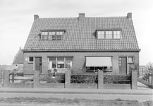 35846 Vlissingsestraat 133 en Vlissingsestraat 135, gemeente Koudekerke. Na 1969 heet deze straat Gerbrandystraat