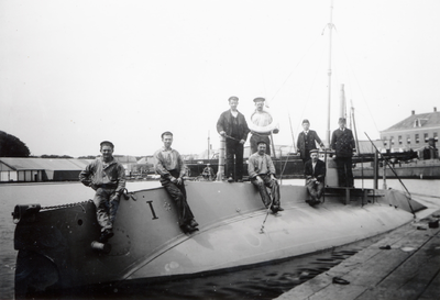 35876 De onderzeesche torpedoboot no. 1 (Luctor et Emergo), de latere Hr. Ms. O 1. In 1904 gebouwd door de Kon. Mij. De ...