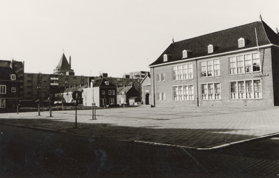 35930 De Grote Markt gezien vanaf de hoek Waaigat / Breestraat, met rechts het schoolgebouw, waarin gevestigd zijn de ...