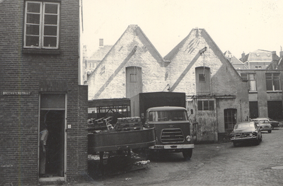 36162 Links ziet men het pand Breewaterstraat 2, een woonhuis met garage (voorheen het slepersbedrijf van v.d. Berg en ...