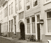 36178 De westzijde van de Beursstraat met in het midden de toegangspoort naar Hofje de Pauw