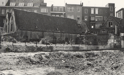 36191 Gezicht op het terrein van Hofje de Pauw na de sloop van de huisjes.Het hofje was gelegen tussen Beursstraat en ...