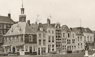 36192 Gezicht op de Smalle Kade. Van links naar rechts op de foto Beursplein 11 (het Beursgebouw), Smalle Kade 1, ...