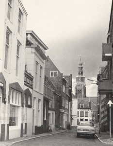36209 De Sarazijnstraat gezien vanaf de Nieuwendijk met op de achtergrond de Sint Jacobstoren