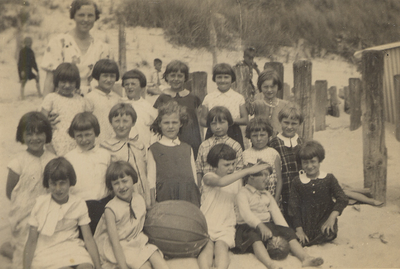 36270 Klas 3? van de R.K. Meisjesschool in de Breestraat, uitstapje naar de 2e duinen met onderwijzeres W.C. van Wezel. ...