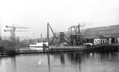 36319 Gezicht op de Dokhaven met Tonnenbrug en op de achtergrond de hellingen van de Koninklijke Maatschappij de ...
