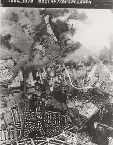 36321 Luchtfoto van Vlissingen na het bombarderen van de dijken op Walcheren. Links op de foto het linker kroonwerk. ...
