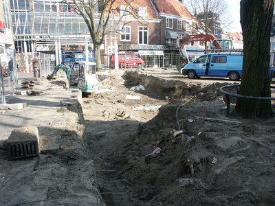 36328 Bij herinrichtingswerkzaamheden op de Oude Markt in Vlissingen werden diverse skeletten gevonden. De Oude Markt ...