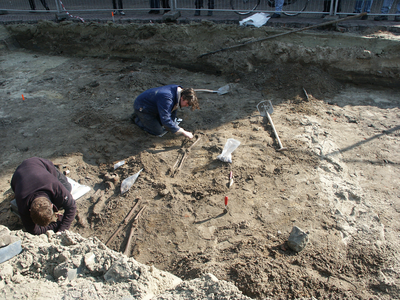 36329 Bij herinrichtingswerkzaamheden op de Oude Markt in Vlissingen werden diverse skeletten gevonden. De Oude Markt ...