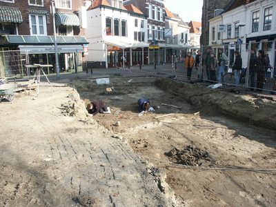 36330 Bij herinrichtingswerkzaamheden op de Oude Markt in Vlissingen werden diverse skeletten gevonden. De Oude Markt ...