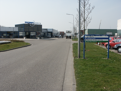 36372 Bedrijventerrein Vrijburg, de Bedrijfsweg. Links Hakvoort Horeca Zeeland b.v., Bedrijfsweg 9, daarachter Eijsink ...